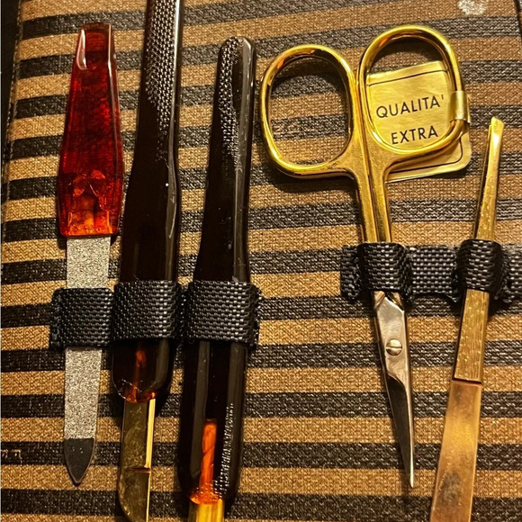 ❤️ Vintage Fendi toiletry/makeup bag, callouts as shown. - Picture 10 of 13